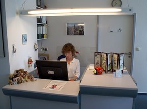 Bild: Frau Schmidt am Empfang