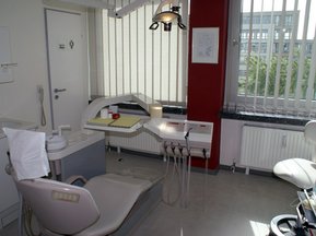 Bild: Sonniges Behandlungszimmer